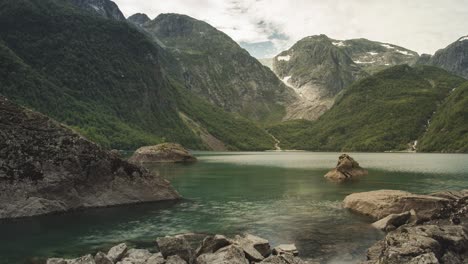 Lago-Con-Glaciar-En-Verano-Paisaje-De-Montaña-Rocosa