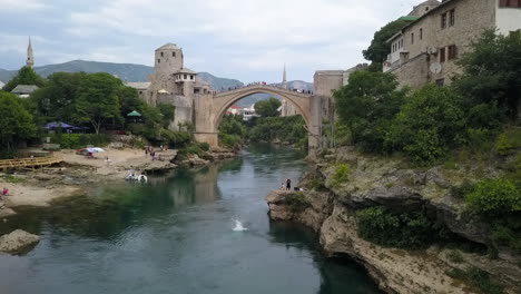 El-Hombre-Hace-Backflip-Bucear-Desde-Una-Plataforma-Alta-Cerca-Del-Puente-Viejo-De-Mostar-Bosnia