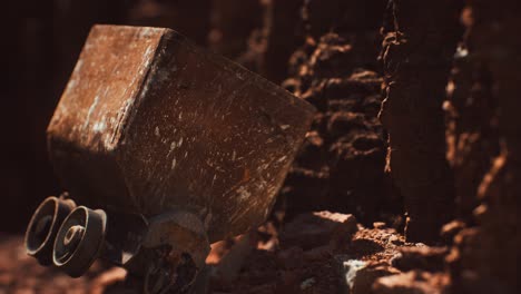 carretilla de mina de oro abandonada utilizada para transportar mineral durante la fiebre del oro