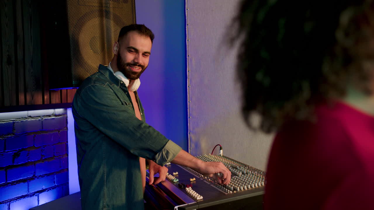 grupo musical en el estudio