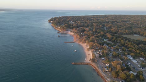 ciudad rural frente al mar de amity point en north stradbroke island junto al mar de coral - espigón y muelle de pesca