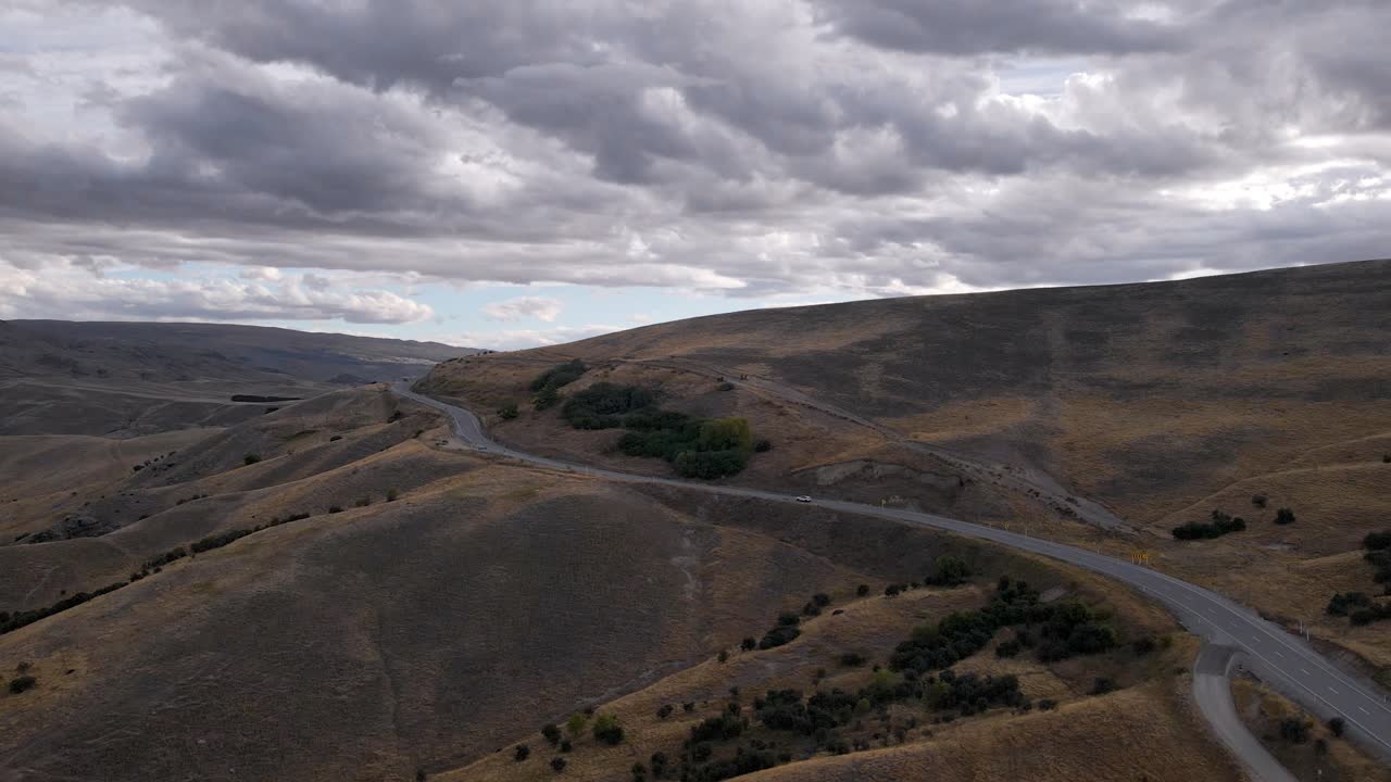 paralaje aéreo - coche conduciendo a lo largo de un sinuoso y pintoresco paso de montaña