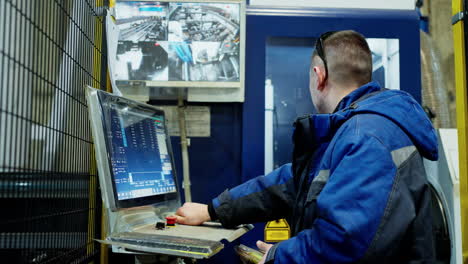 trabajador de fábrica que opera maquinaria