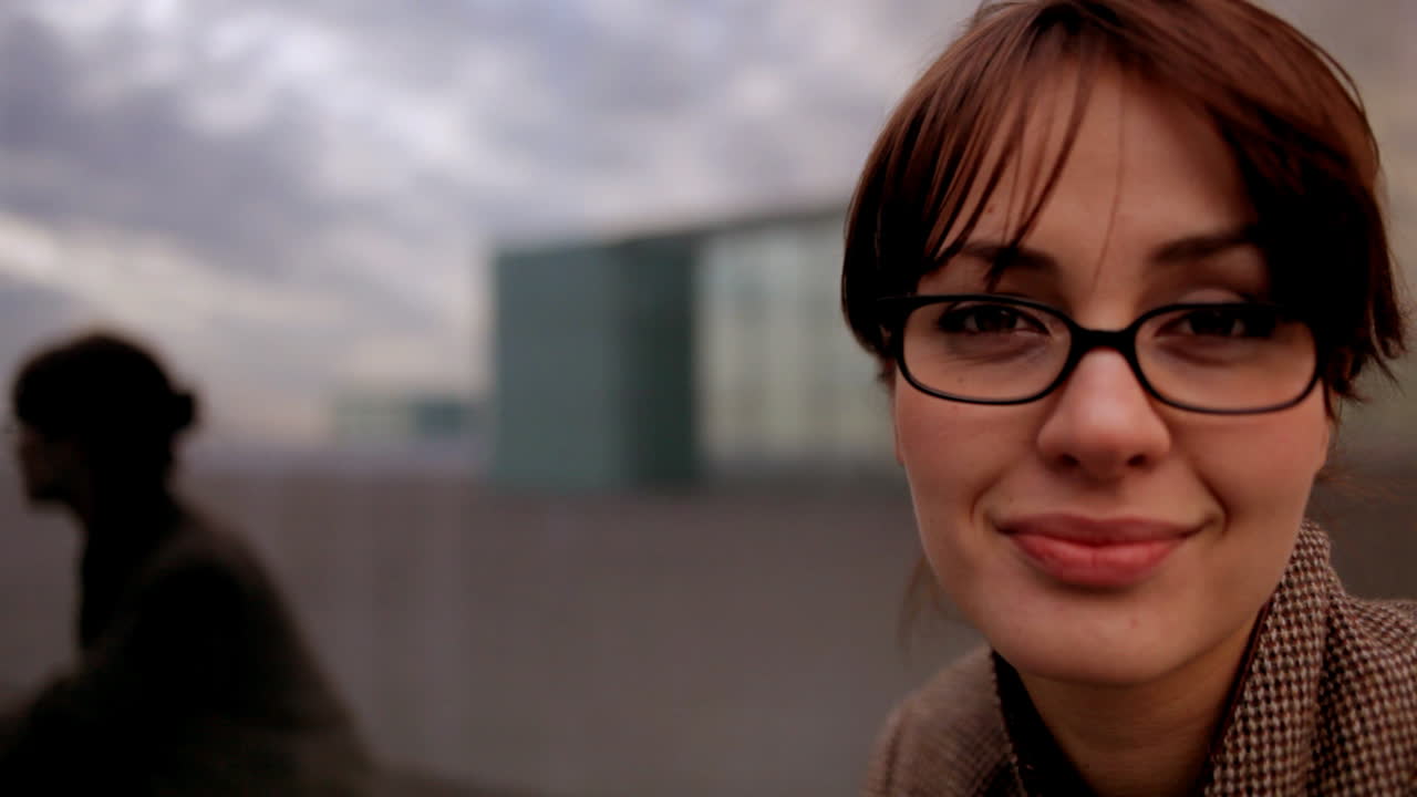 mujer joven afuera 13