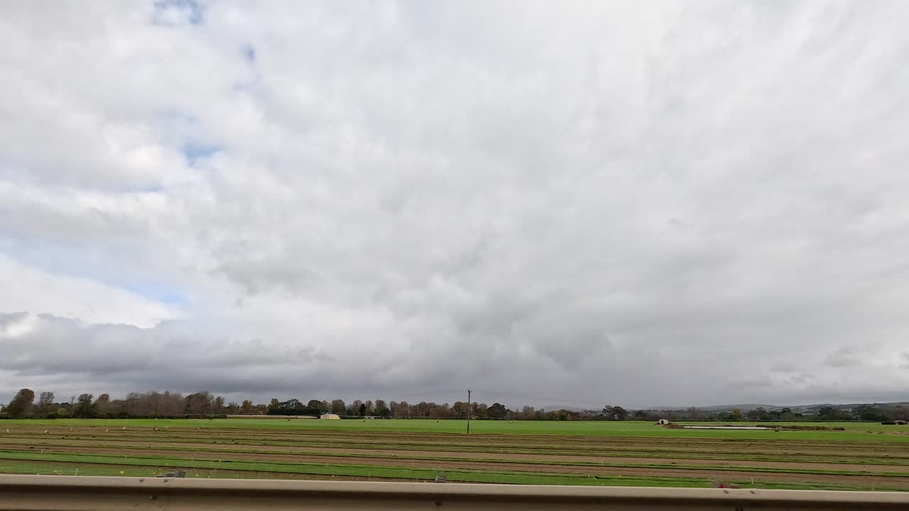 차량이 농촌 발라라트 풍경을 통과합니다.