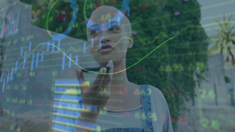 animación del procesamiento de datos financieros sobre una mujer biracial usando un teléfono inteligente