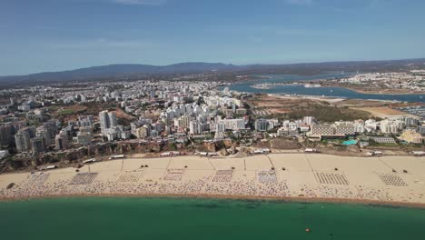 Touristische-Portugiesische-Stadt-Portimao,-Luftaufnahme-An-Einem-Sonnigen-Tag-Im-Süden-Portugals,-Algarve