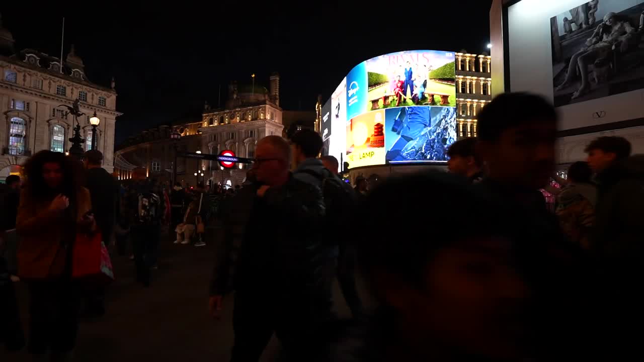 Busy Night in London: Piccadilly Circus Street Scene