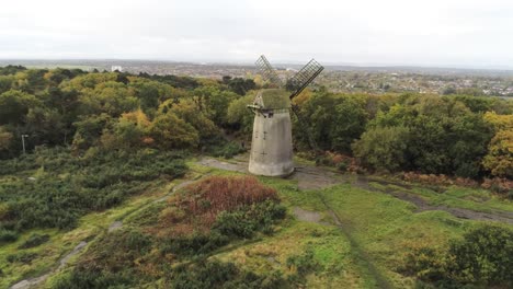 molino de harina de piedra tradicional de madera conservado en otoño bosque vista aérea campo empujar rápido