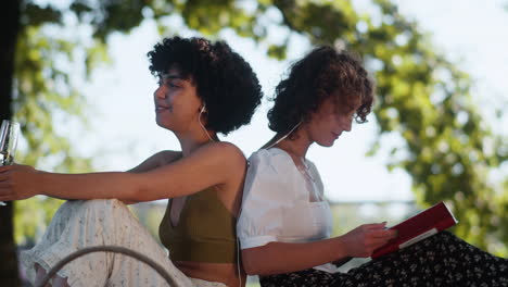 una pareja escuchando música en el parque.