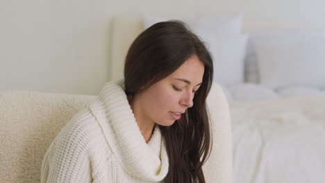 Mujer-Enferma-Con-Enfermedad-Respiratoria,-Sonándose-La-Nariz-Con-Un-Pañuelo-Sentada-En-El-Dormitorio-En-Casa