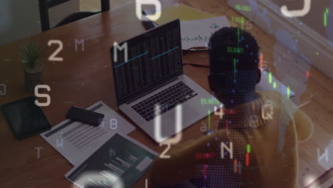 animación del procesamiento de datos financieros sobre una mujer afroamericana usando una computadora portátil