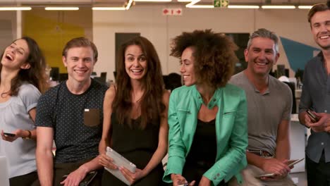 des collègues heureux debout ensemble