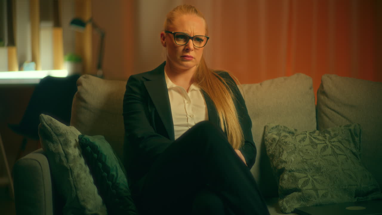 분노 한 여자 는 해고 되었다는 소식 을 알게 된 슬픈 이메일 을 받는다