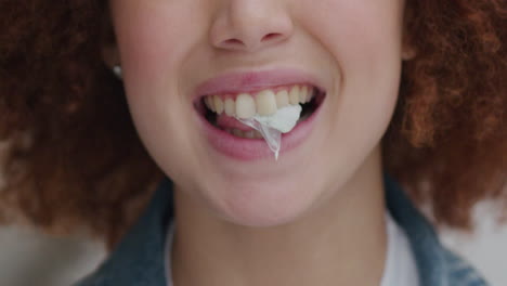 retrato en primer plano de una joven linda soplando chicle