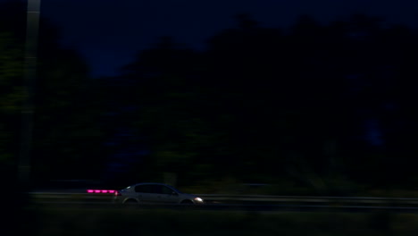 coche conduciendo en una autopista por la noche