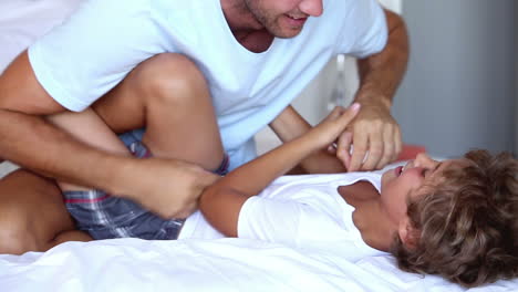 Padre-E-Hijo-Juegan-Peleando-Y-Haciendo-Cosquillas