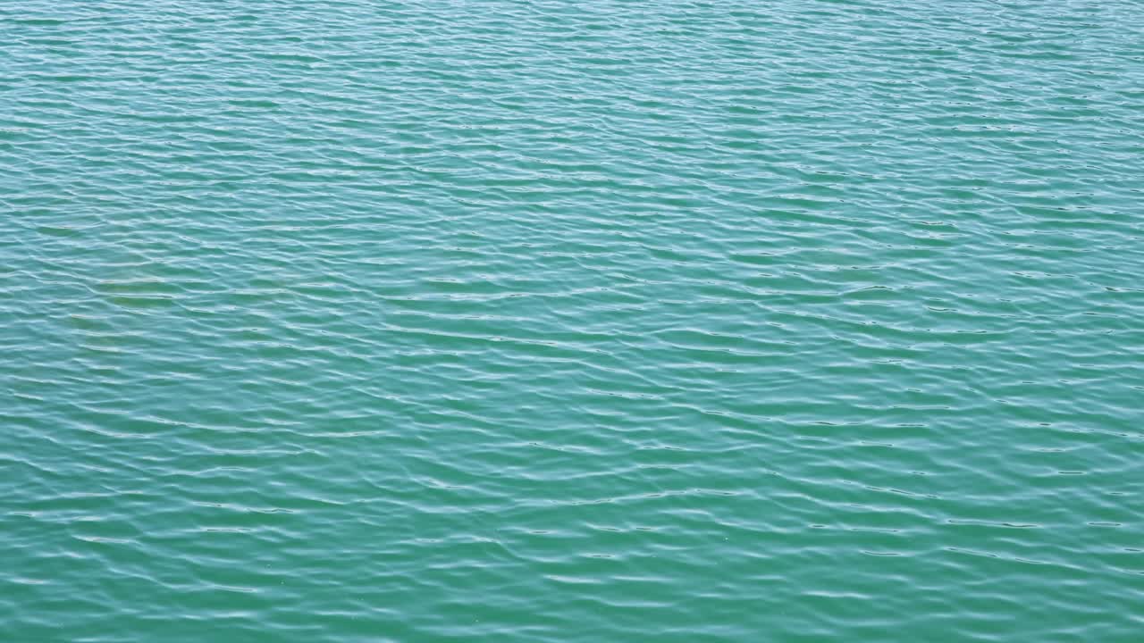 vista aérea sobre el mar o el océano con hermosos patrones de olas paisajes vista de aguas marrones interminables en un día de verano