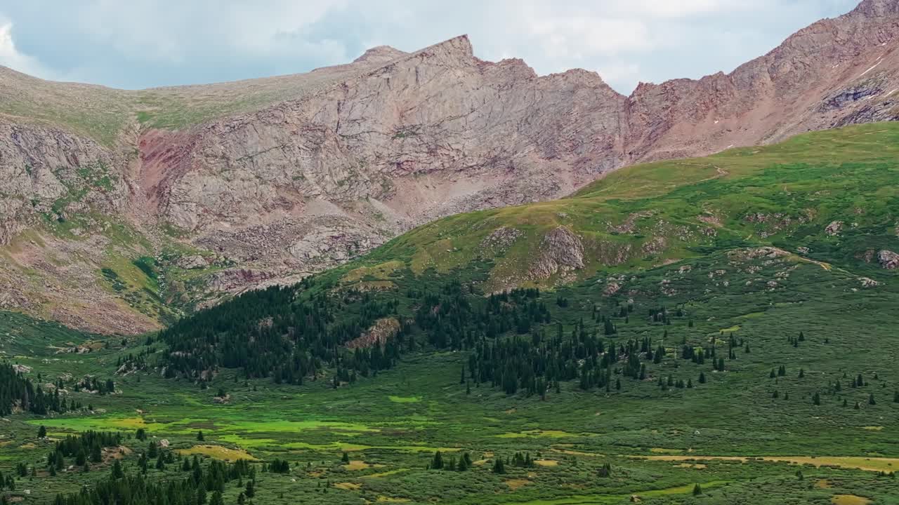 Fondo valle lussureggiante verde e giallo con vegetazione e pini, con pareti rocciose esposte, Passo Guanella, Colorado, ripresa aerea