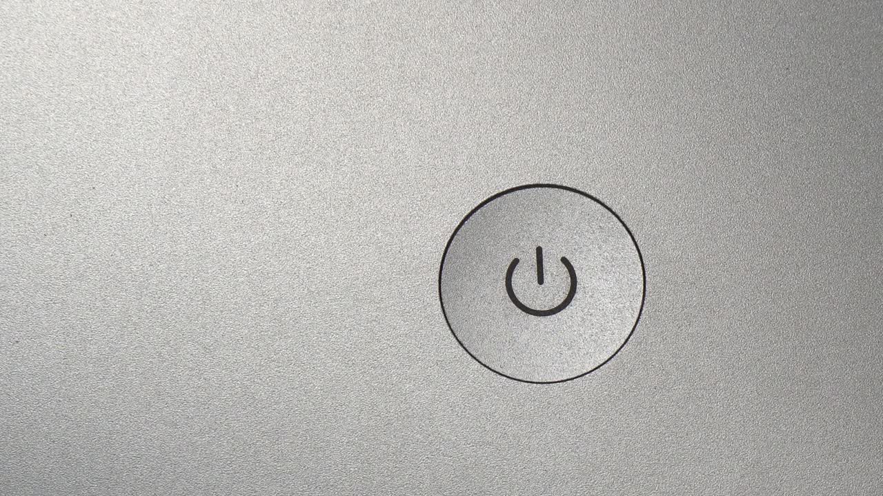 손가락으로 전원 버튼을 누르면 컴퓨터가 켜집니다.