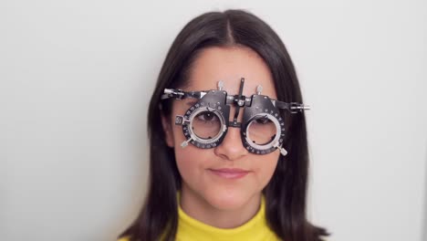 niña probándose lentes para sus gafas