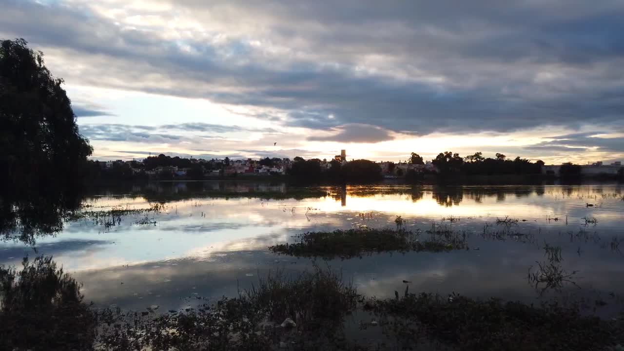 amanecer en el paraíso con un increíble color de cielo