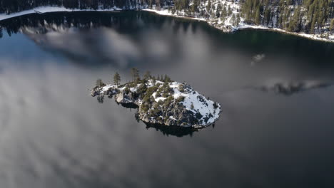 antena alrededor de una isla fannette congelada en emerald bay lake tahoe california