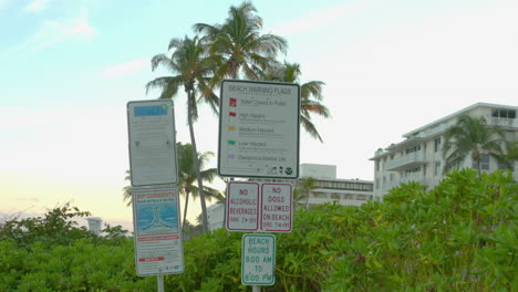 señales de advertencia publicadas en una playa tropical