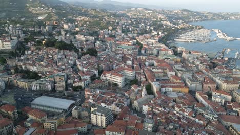 Drone-Vuela-Sobre-Sanremo-Italia-Liguria-Ciudad-Costera-Italiana-Famosa-Por-Su-Propio-Festival-De-Música-Imágenes-Aéreas