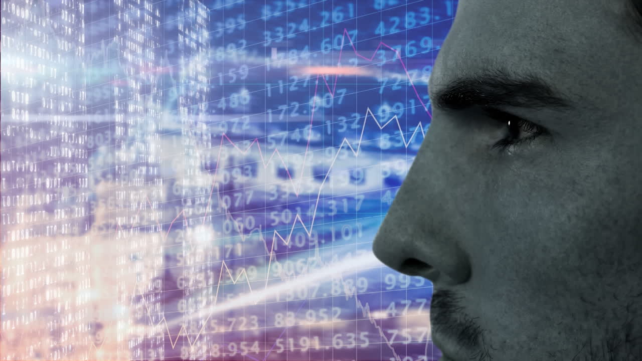 animación de primer plano del hombre caucásico sobre el procesamiento de datos de mercadotecnia de acciones contra un fondo azul