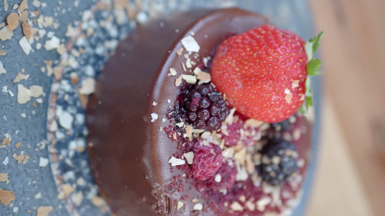 딸기가 들어간 초콜릿 케이크