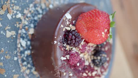 chocoladekoek met bessen