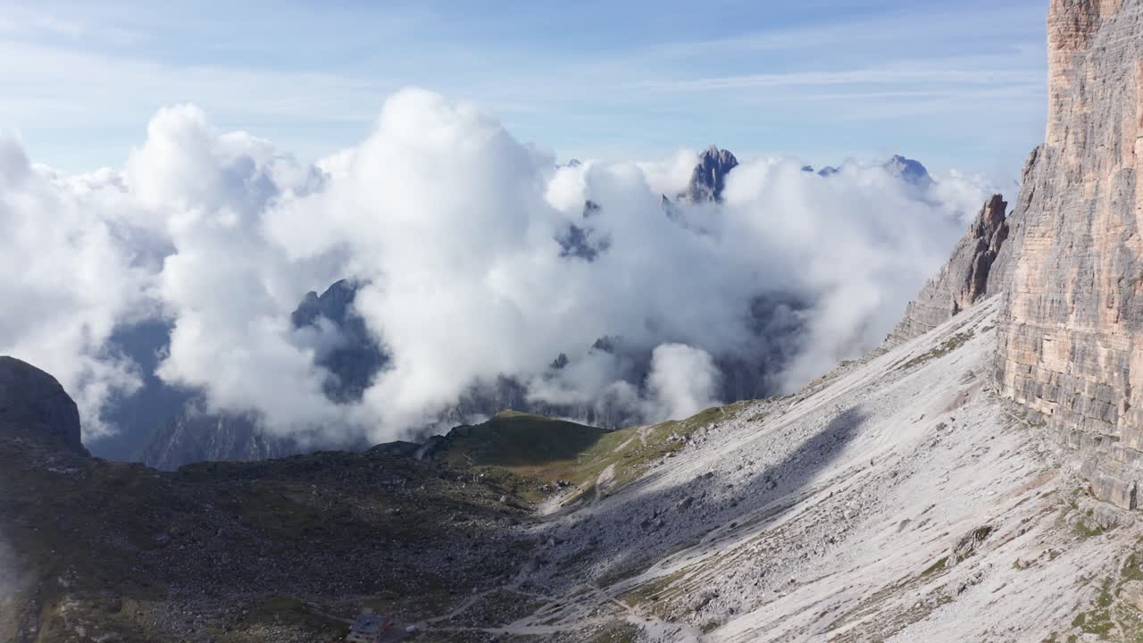 낮은 구름과 함께 숨막히는 tre cime di lavaredo 산의 공중