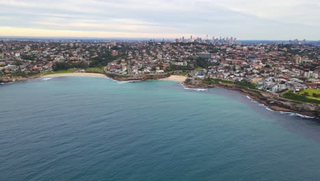 Vista-Aérea-De-Los-Suburbios-Del-Este-Y-Las-Playas-De-Bronte-Y-Tamarama-En-Nueva-Gales-Del-Sur,-Australia