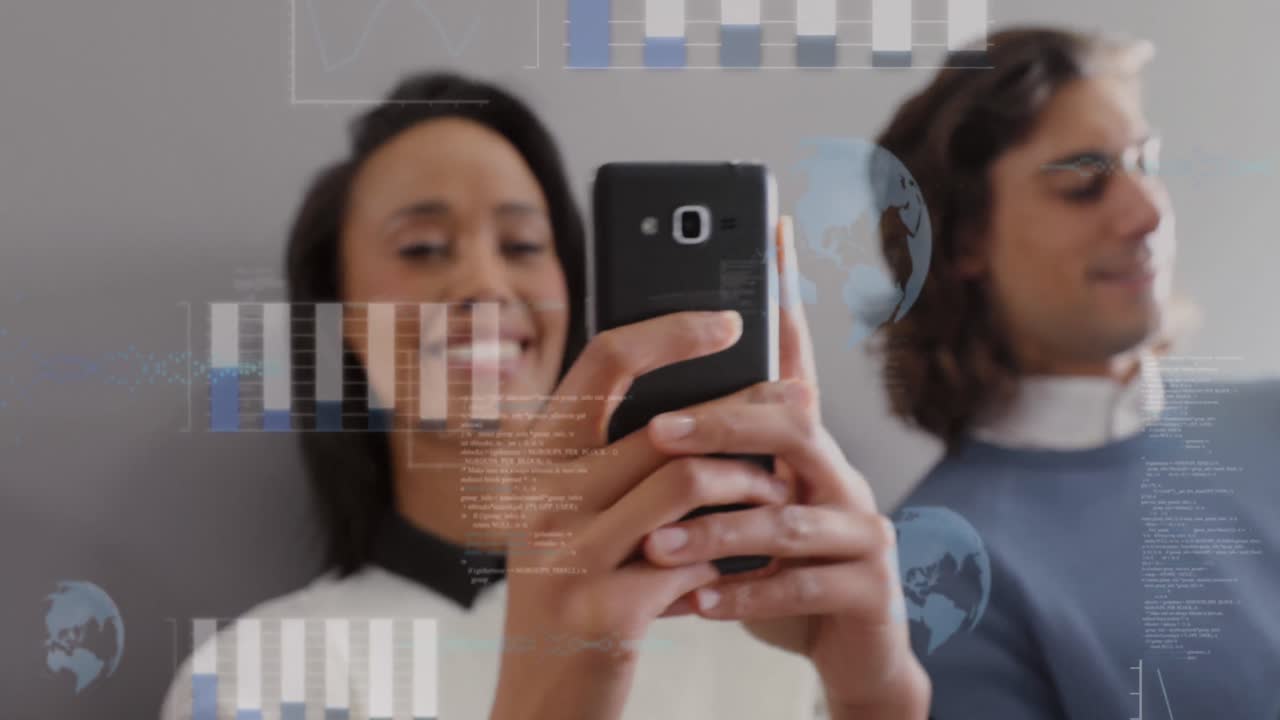 animación de múltiples gráficos y globos sobre compañeros de trabajo sonrientes usando el teléfono celular.