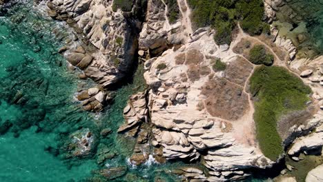 luftdrohnenclip über einer felsformation an einem exotischen strand in vourvourou, chalkidiki, griechenland