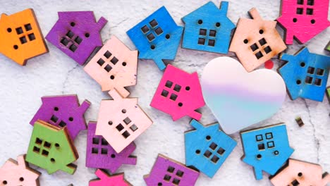 casas de madera coloridas y un corazón