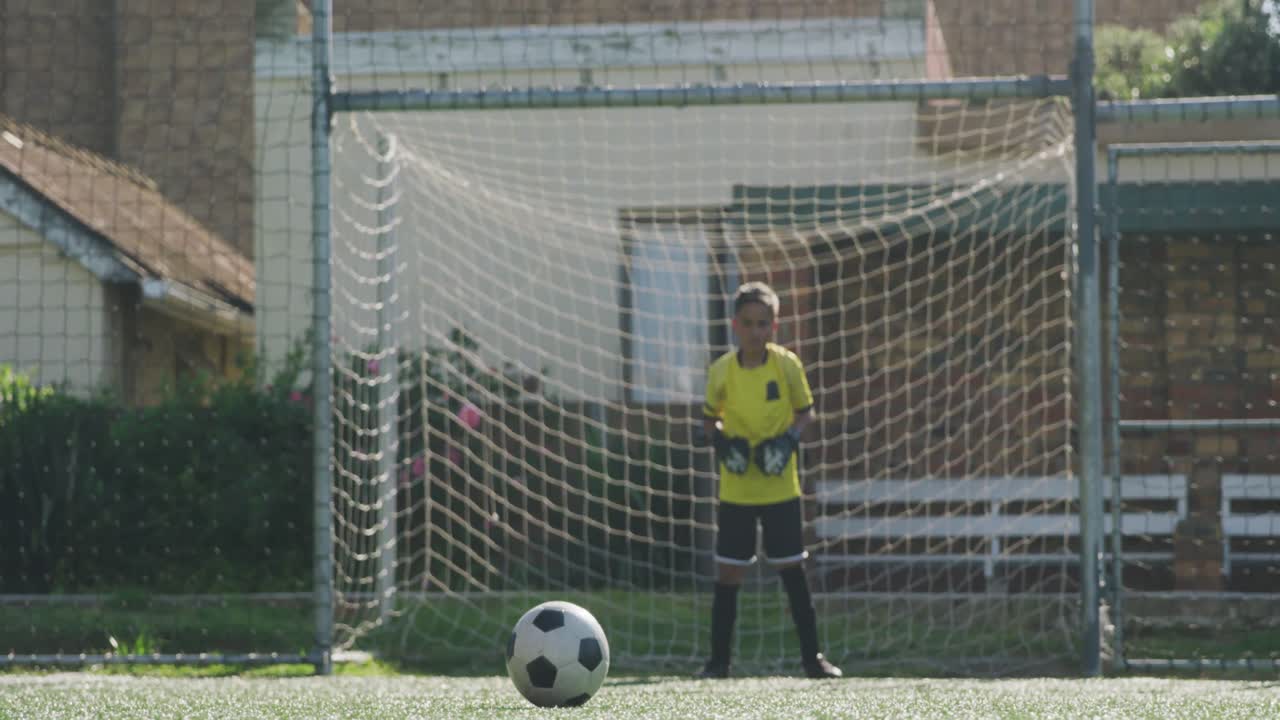 ⁇ 은 날에 골을 넣는  ⁇ 은 옷을 입은 아프리카계 미국 축구 선수