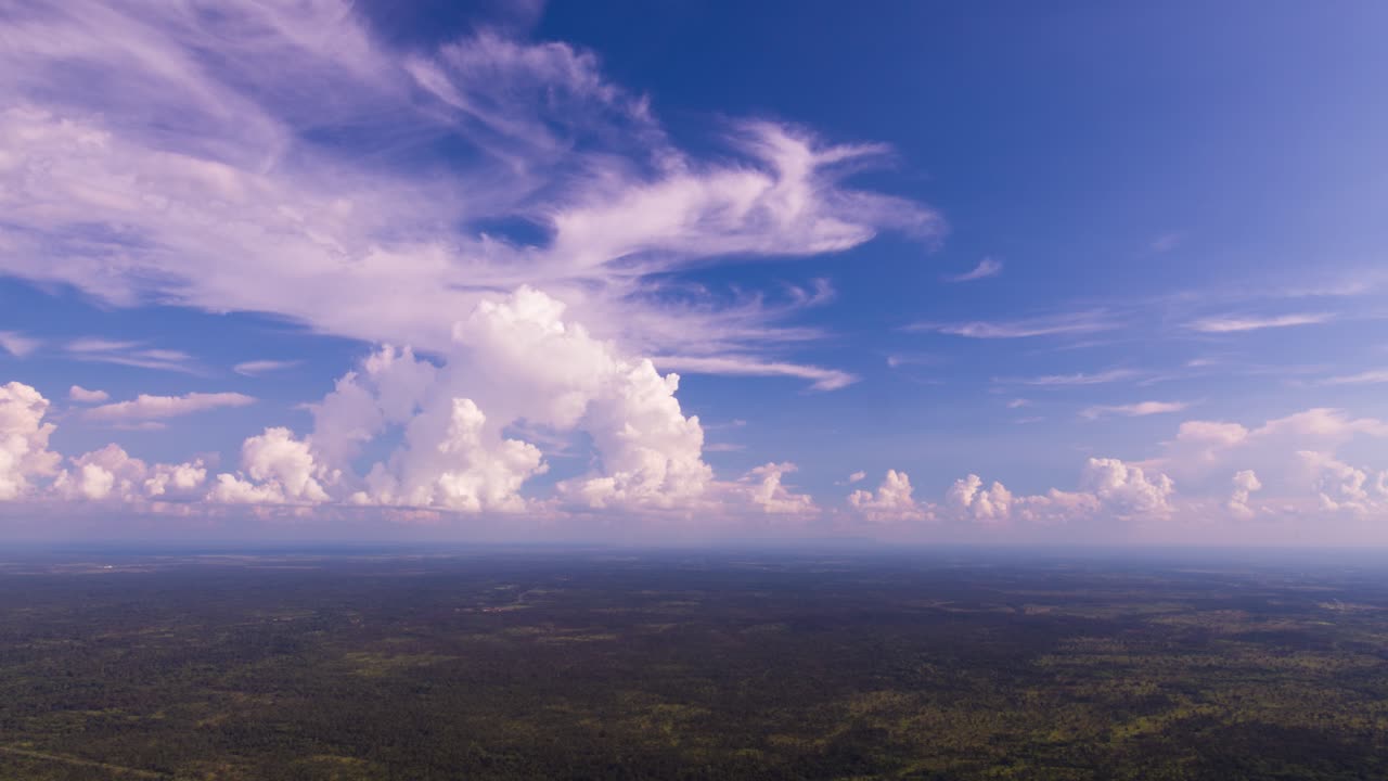 formaciones escénicas de nubes de tormenta sobre tierras planas de asia