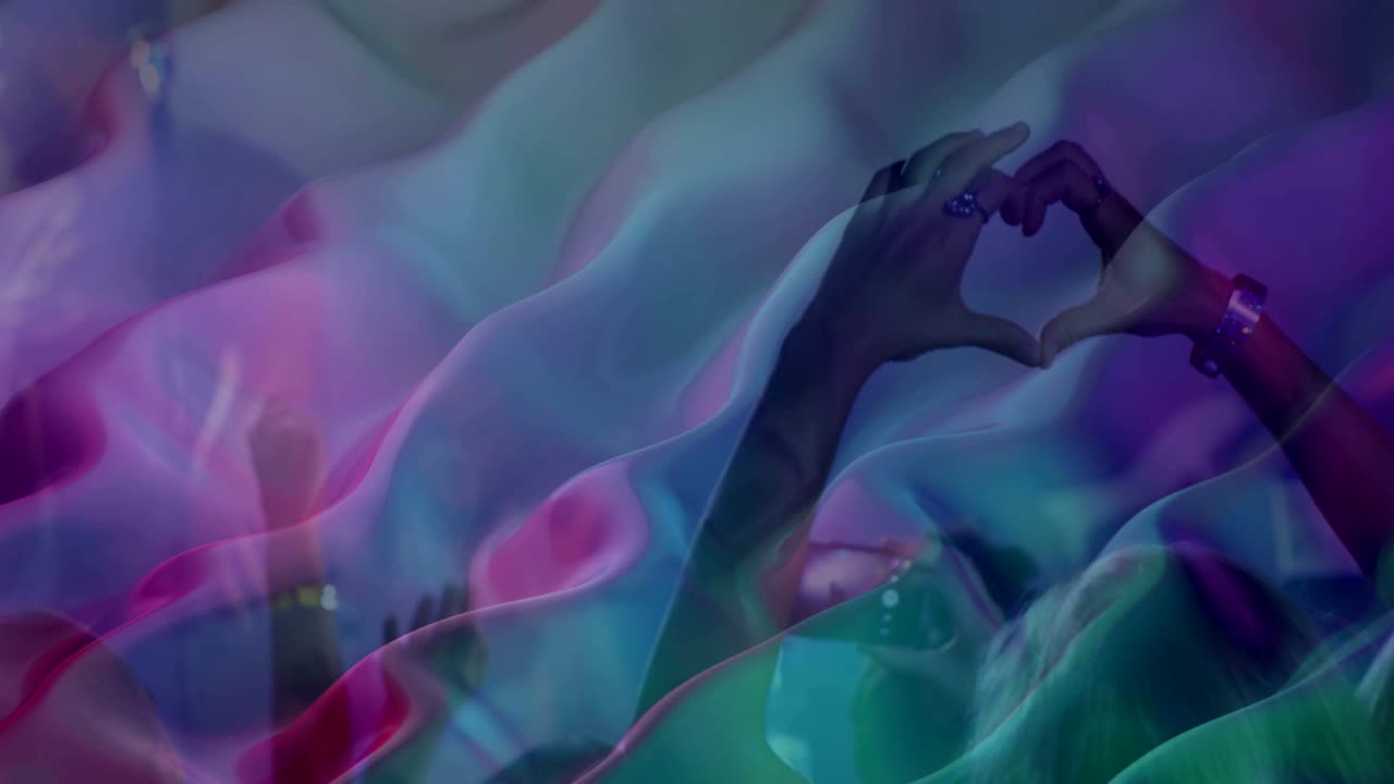 formas líquidas moviéndose contra personas bailando en un concierto