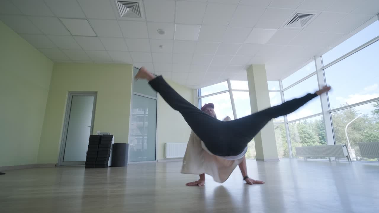 joven elegante bailando break dance y coreografía. rendimiento, movimiento, estilo y concepto de moda