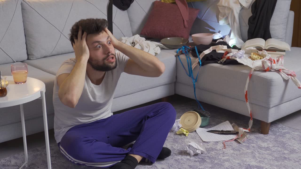 정신분열증이 있는 젊은이가 집에서 미쳐가고, 발작과 환각을 겪고 있습니다.