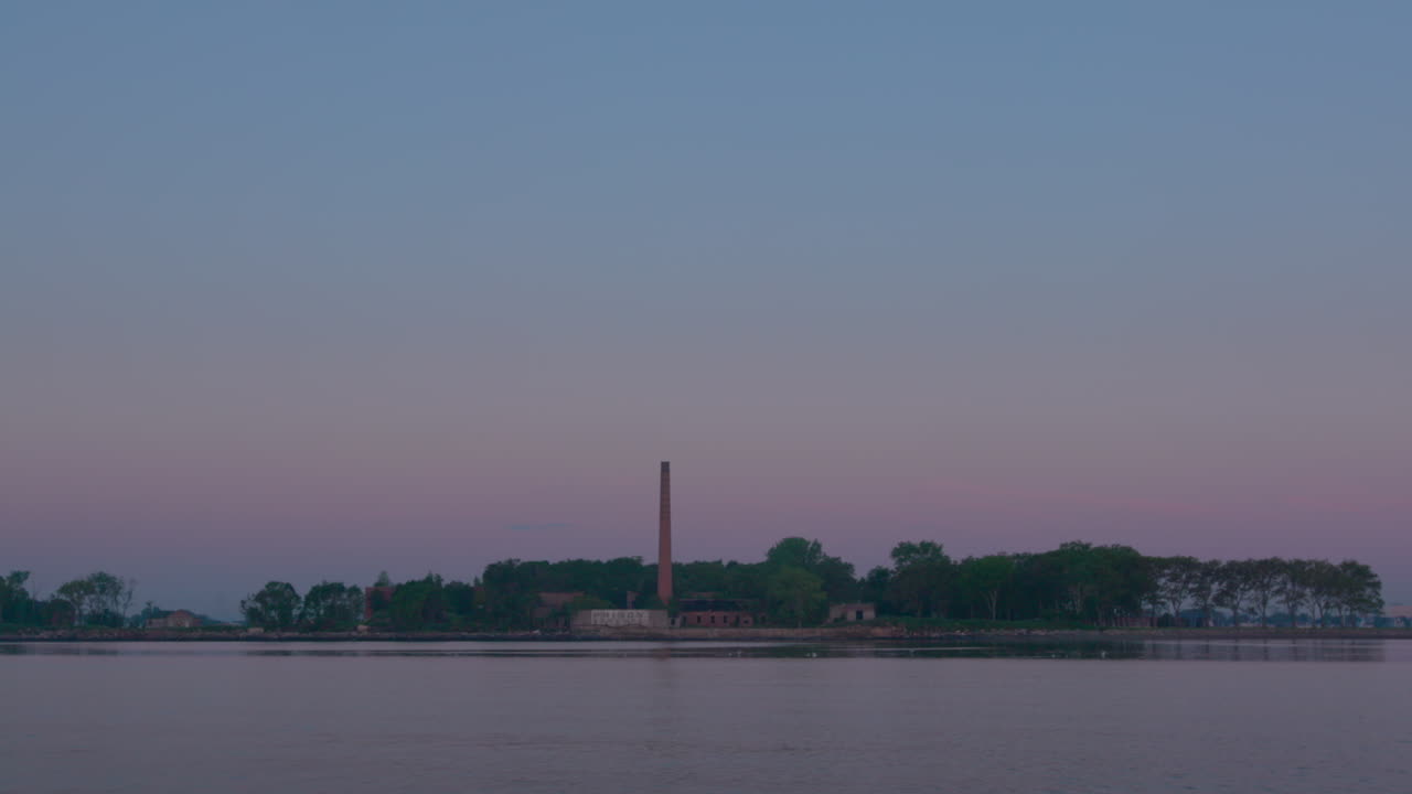 하트 섬의 굴뚝, 미확인 사망자를 위한 엄숙한 매장지, 저녁에 물에서