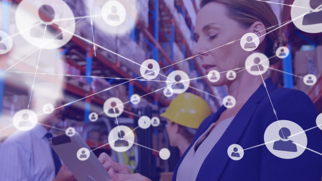 창고에서 디지털 태블릿을 사용하는 백인 여성 감독자에 대한 프로필 아이콘 네트워크