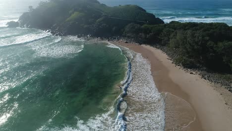 Toma-Aérea-Del-Amanecer-De-Un-Surfista-Metiéndose-En-El-Agua