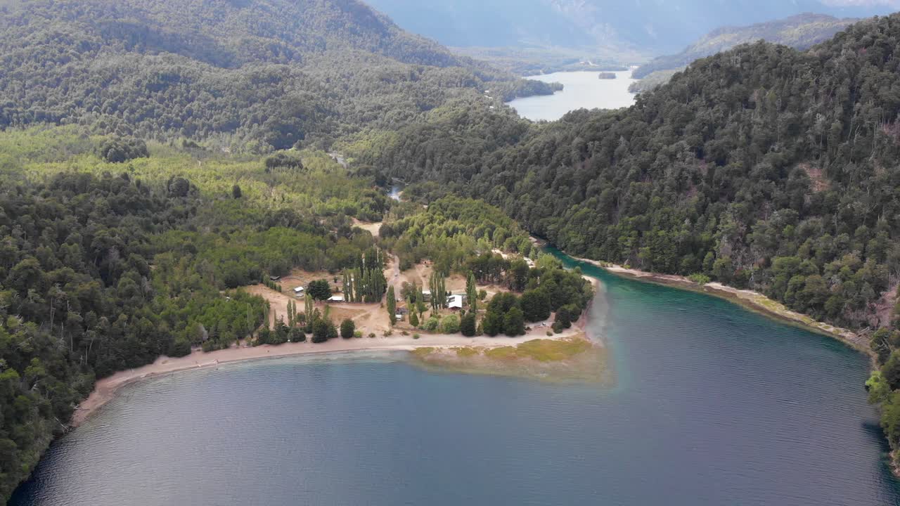 inclinación aérea hacia el campamento en el lago espejo, más allá del lago correntoso