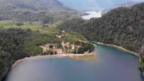 Inclinación-Aérea-Hacia-El-Campamento-En-El-Lago-Espejo,-Más-Allá-Del-Lago-Correntoso