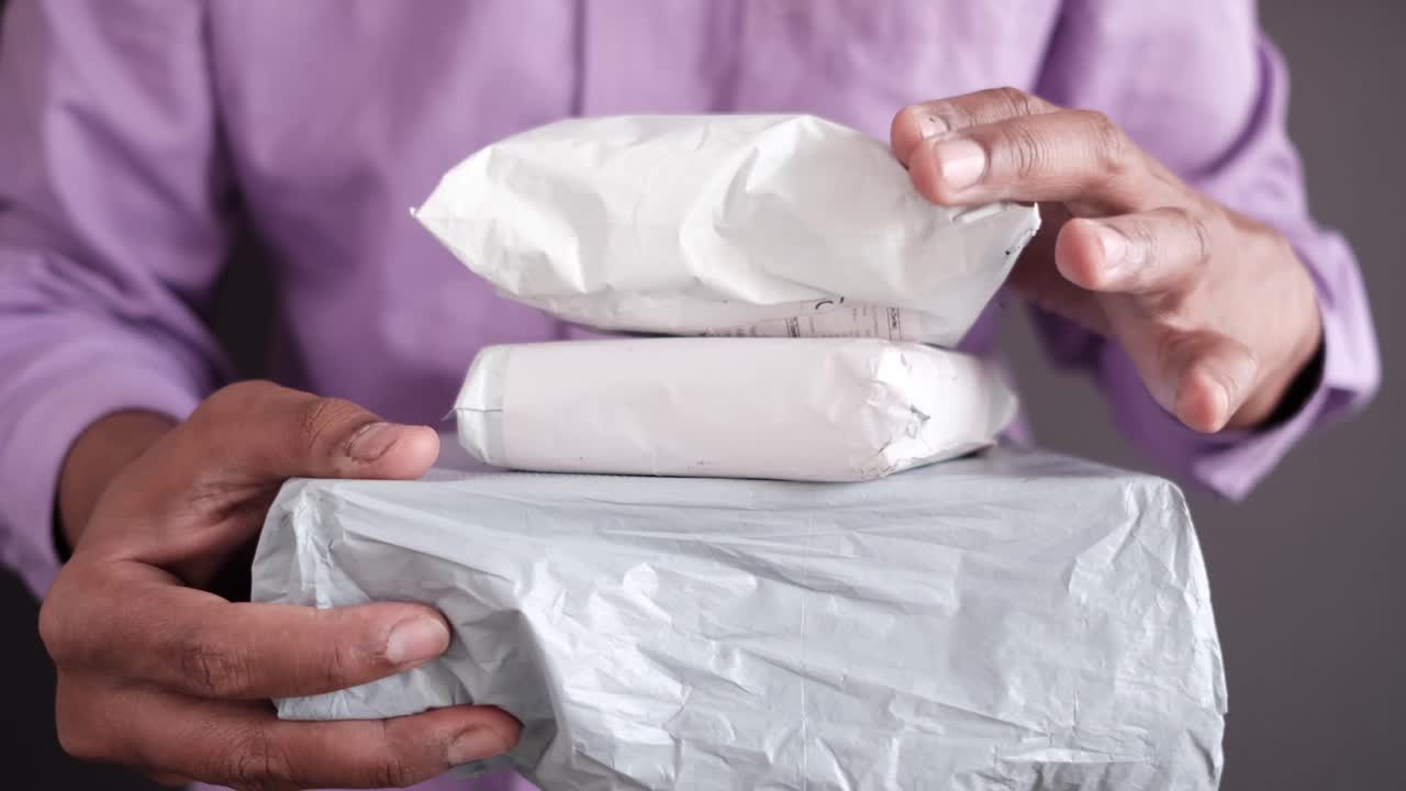 persona que tiene paquetes para su entrega