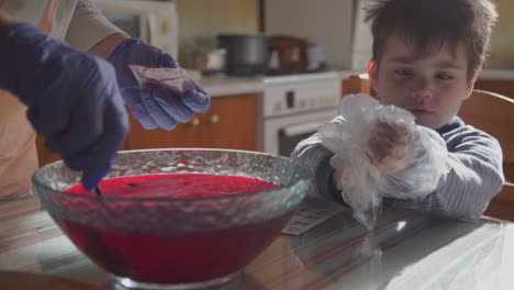 imágenes de familia pintando huevos de pascua en un pueblo griego en el interior