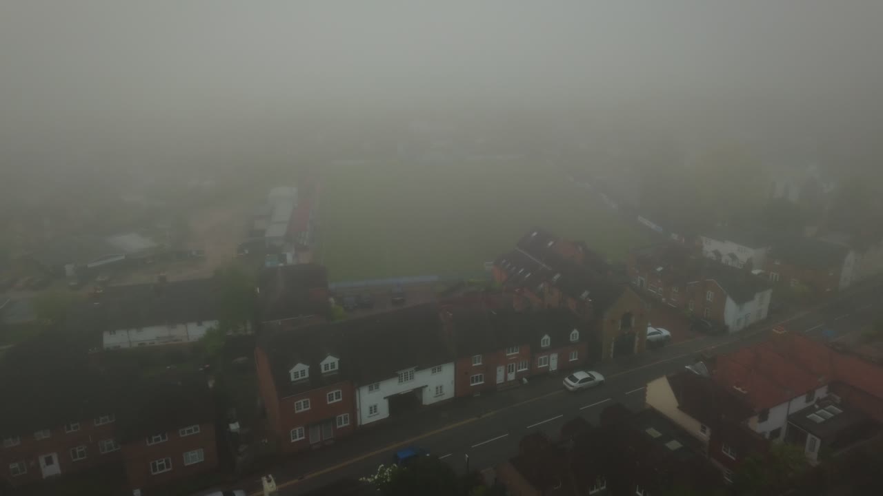 футбольное поле в тумане. фарнхэм, суррей